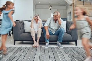 Hlídání vnoučat může být radost i past. Prarodiče často neumí říct dost